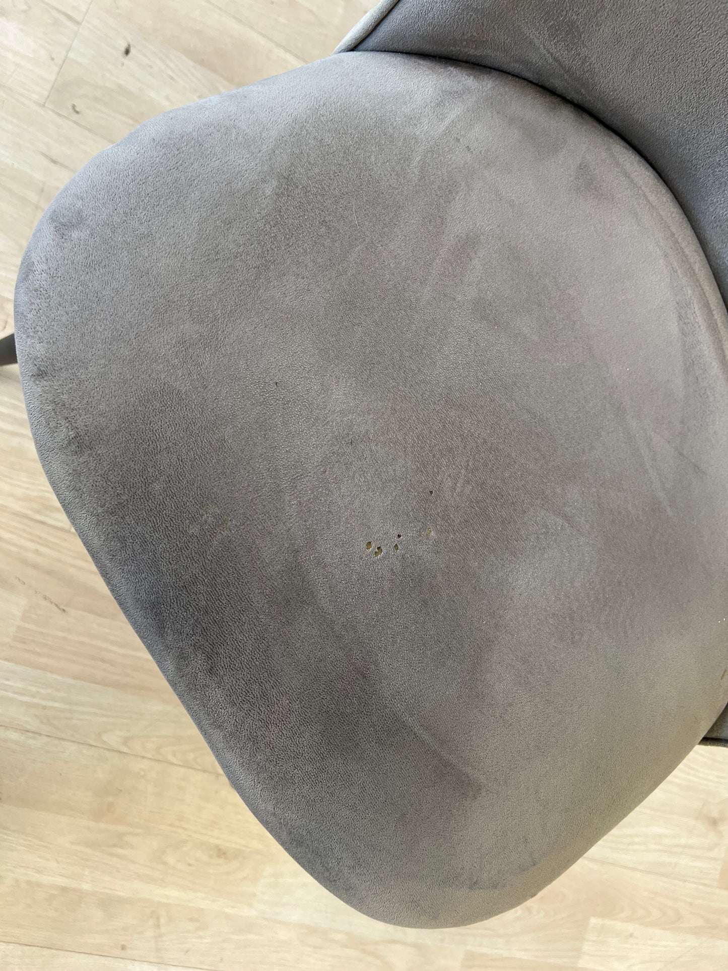 Matgrupp | Bord 110 cm med 4 stolar i sammet