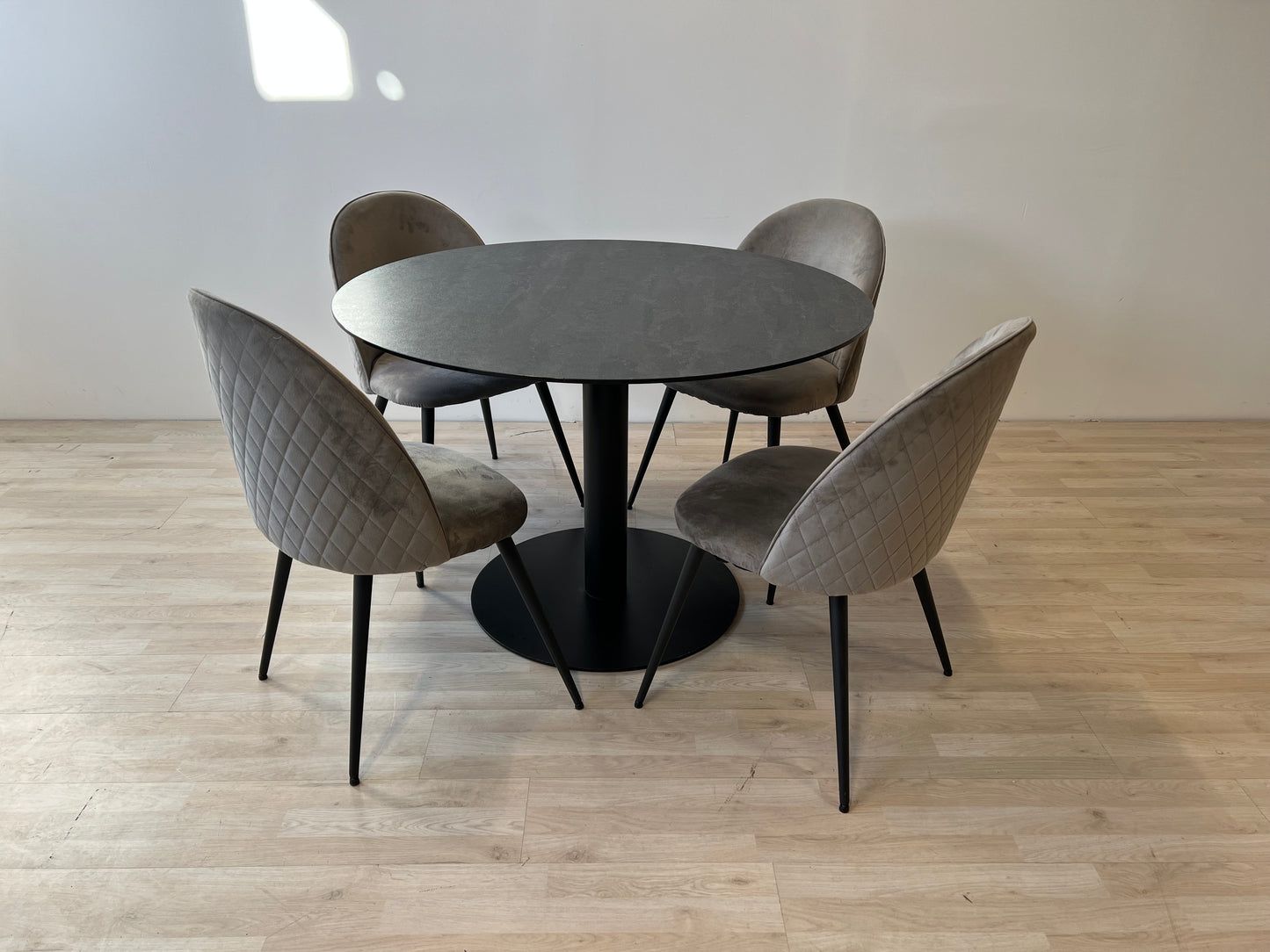 Matgrupp | Bord 110 cm med 4 stolar i sammet