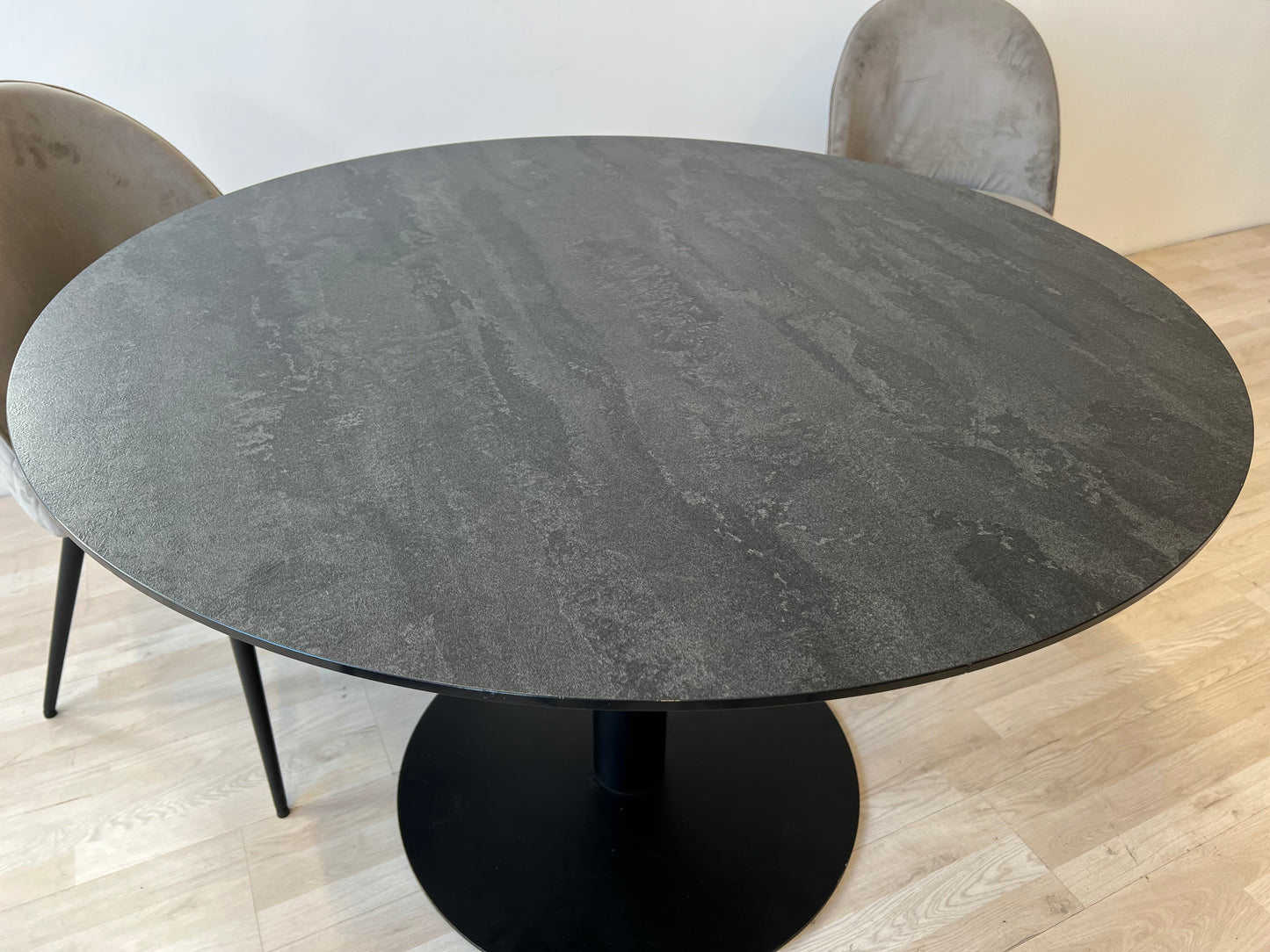 Matgrupp | Bord 110 cm med 4 stolar i sammet