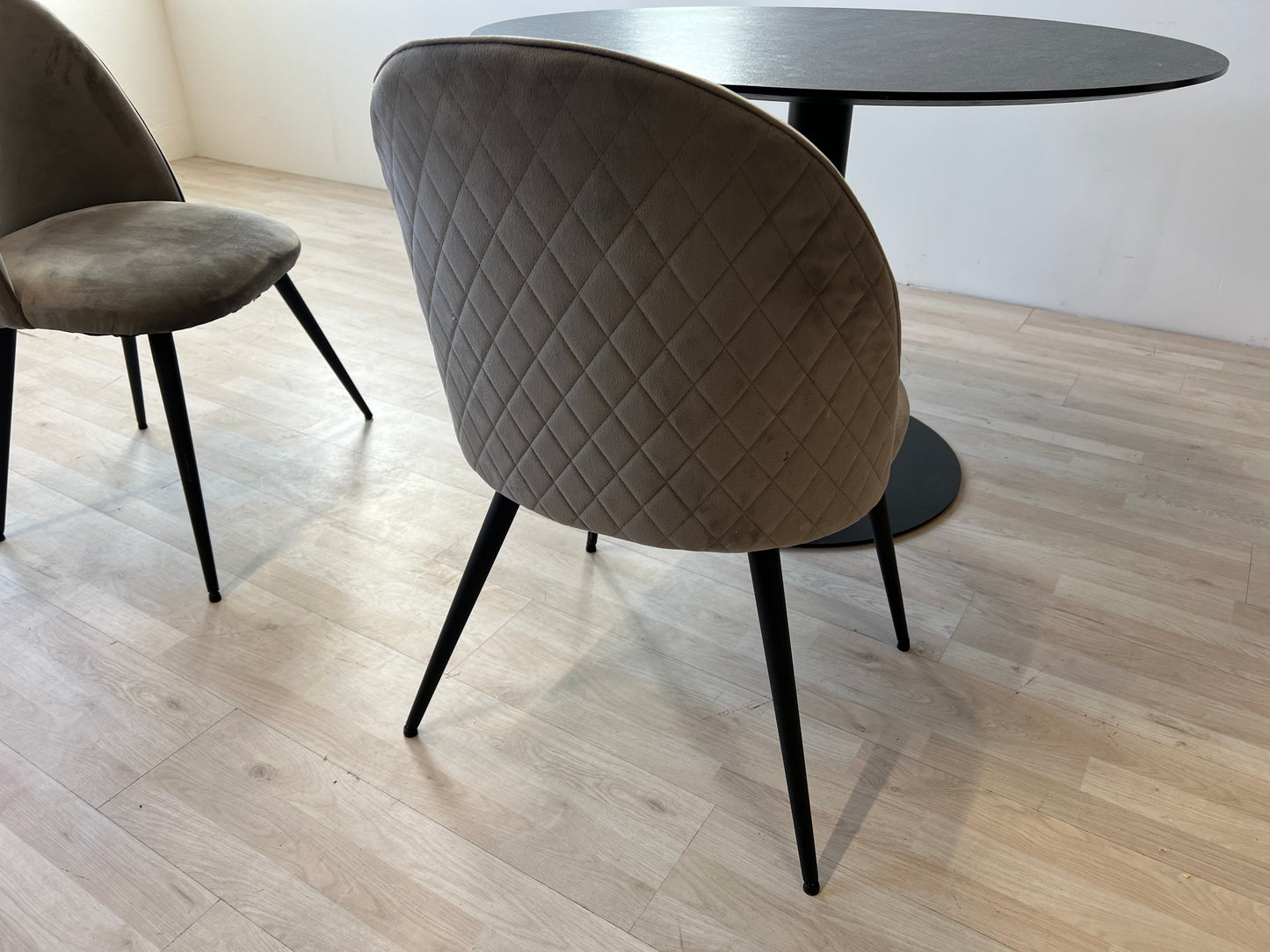 Matgrupp | Bord 110 cm med 4 stolar i sammet
